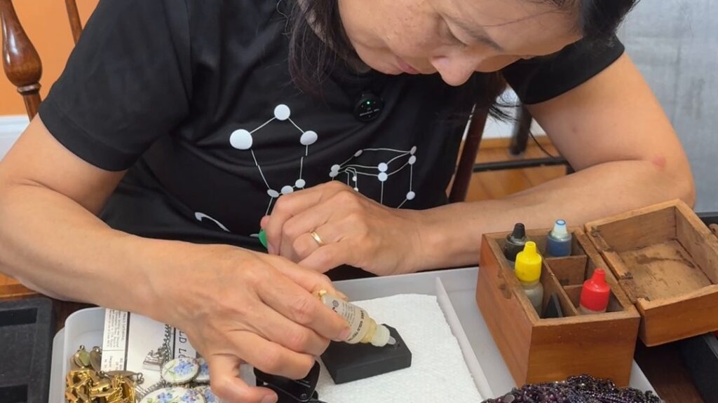 Wonok uses a gold testing kit to authentic gold jewelry.
